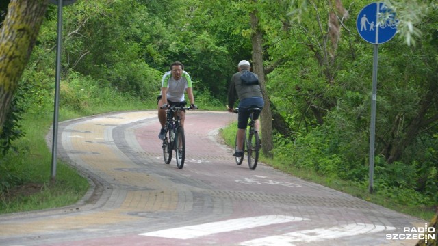 Nową ścieżkę rowerową, która biegnie wzdłuż pasa nadmorskiego w kierunku osiedla Podczele, oddano do użytku w Kołobrzegu. Ścieżka, co prawda, funkcjonowała w tym miejscu od lat, jednak nie spełniała warunków oczekiwanych przez rowerzystów.