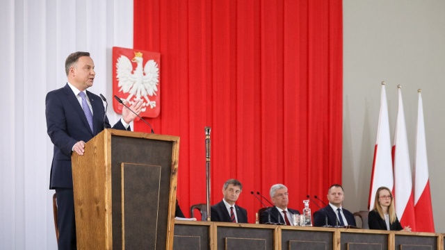 Prezydent Andrzej Duda podczas posiedzenia Zgromadzenia Narodowego podkreślił znaczenie polskiego parlamentaryzmu, kształtującego się przez kilka stuleci. Okazją do wspólnych obrad senatorów i posłów na Zamku Królewskim w Warszawie było 550-lecie polskiego parlamentaryzmu.