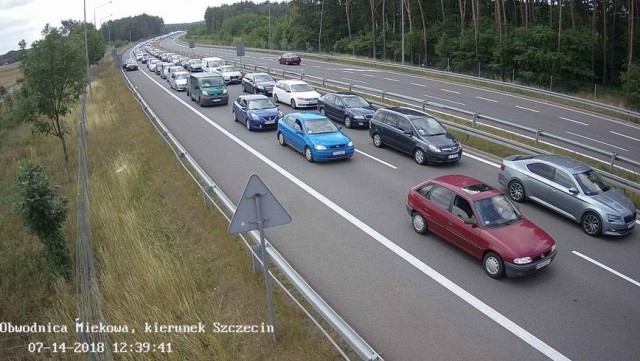 Sobotni poranek bez wypadków, ale w drodze nad morze pierwsze kłopoty już widać.