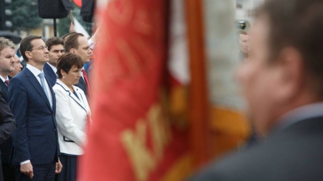 Odsłonięciu pomnika Lecha Kaczyńskiego i ofiar katastrofy smoleńskiej w Kraśniku towarzyszył protest rolników. W uroczystości wziął udział premier Mateusz Morawiecki. Obecność premiera była powodem przyjazdu producentów owoców miękkich, protestujących przeciwko niskim cenom skupu.