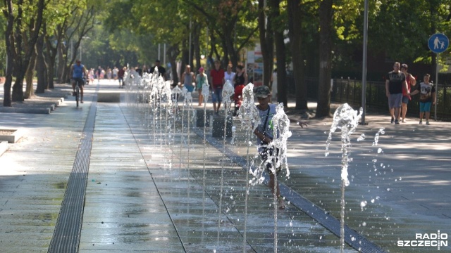 Ma 40 metrów długości i przykuwa uwagę wszystkich spacerujących w pobliżu kołobrzeskiej plaży centralnej. Nowa fontanna pojawiła się na promenadzie przy ulicy Sikorskiego.