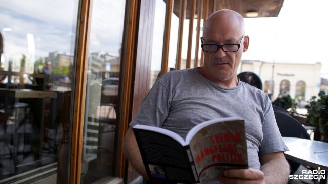 Przemysław Gołyński rozmawia z Granem Adamsonem, szwedzkim socjologiem. Adamson doktoryzował się w London School of Economics and Political Science. W 2014 roku napisał książkę Szwedzka polityka różnorodności - krytyka z lewa, która została odebrana przez szwedzkie elity polityczne, jako krytyka nowej państwowej ideologii - multikulturalizmu. Wkrótce po tym, Adamson stracił posadę wykładowcy na Uniwersytecie Malm.