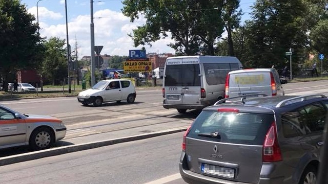 Torowisko tramwajowe przed Mostem Długim w Szczecinie jest zablokowane.