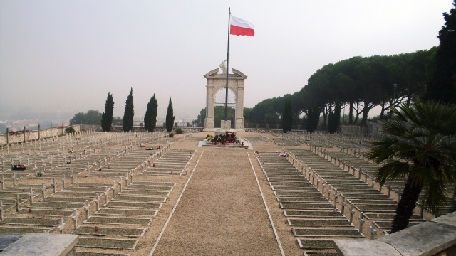 Msza na Polskim Cmentarzu Wojennym w Loreto, w intencji poległych w kampanii adriatyckiej żołnierzy 2. Korpusu Polskiego, rozpoczęła dwudniowe uroczystości 74. rocznicy wyzwolenia Ankony. Biorą w nich udział między innymi weterani armii generała Władysława Andersa, weterani polskich sił zbrojnych na zachodzie, przedstawiciele rządu i parlamentu.
