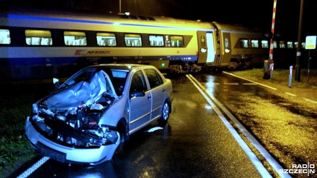 Pociąg Pendolino relacji Kraków-Kołobrzeg uderzył w samochód osobowy na strzeżonym przejeździe kolejowym. Do wypadku doszło we wtorek przed godziną 22 na wysokości kołobrzeskiego osiedla Podczele.
