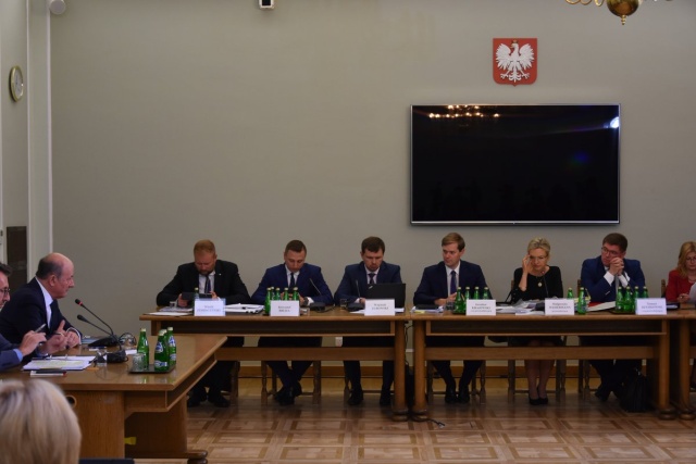 W Sejmie zakończyło się przesłuchanie przed komisją śledczą ds. Amber Gold, byłego wicepremiera i ministra finansów - Jacka Rostowskiego. Środowe posiedzenie komisji pełne było słownych przepychanek i wzajemnych oskarżeń.