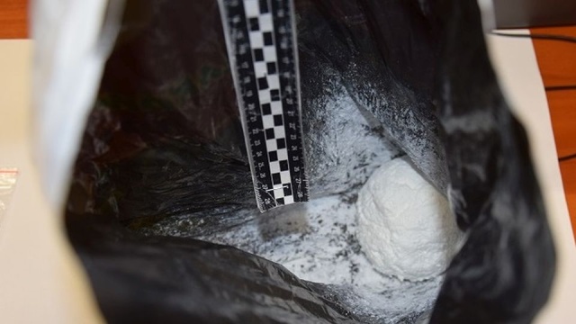 Pół kilograma amfetaminy i prawie pięć gramów haszyszu znaleźli policjanci u mieszkańca Szczecinka. Mężczyzna usłyszał zarzuty, trafił do aresztu. 31-latek był już trzykrotnie karany za narkotykowe przestępstwa. Teraz grozi mu nawet 10 lat więzienia.