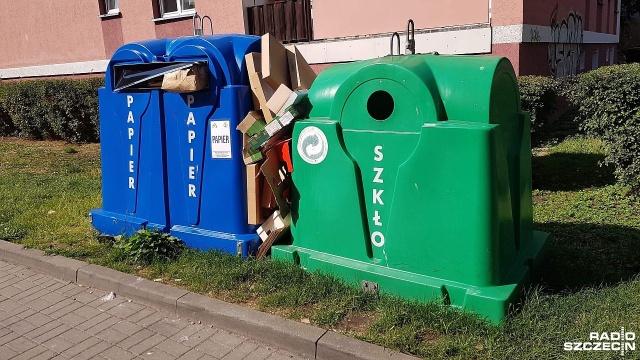 Od początku lipca w mieście obowiązują nowe zasady odbioru i segregacji odpadów. Zdaniem mieszkańców jednak, za mało jest pojemników tzw. dzwonów, do których należy wrzucać śmieci.