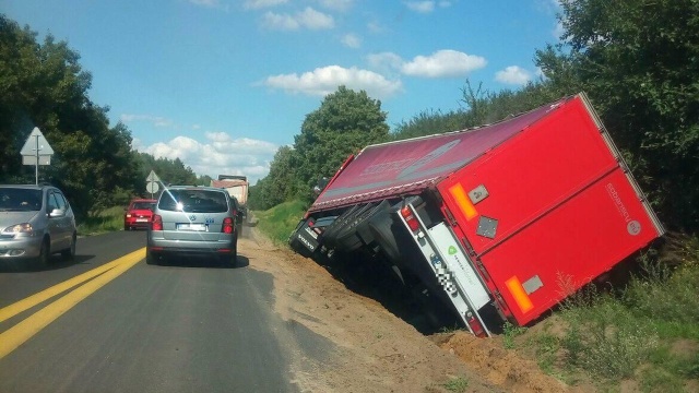 W regionie uważajmy na krajowej szóstce. Kilometr za zjazdem w kierunku lotniska w rowie wylądował jadący w kierunku Nowogardu TIR.