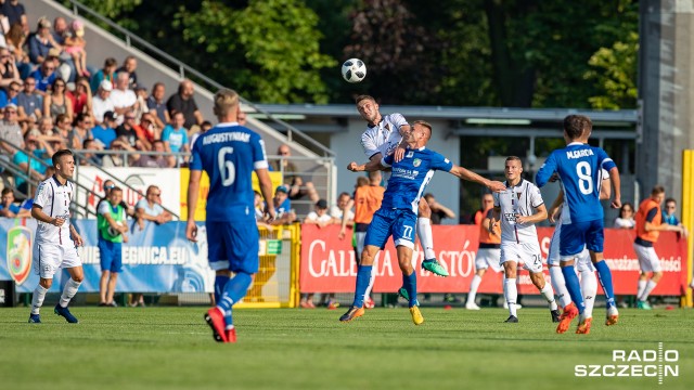 Gol stracony w ostatnich minutach meczu i przegrana z beniaminkiem Ekstraklasy. Piłkarze Pogoni Szczecin w kiepski sposób rozpoczęli nowy sezon. W Legnicy jedyną bramkę zdobyli gospodarze i wygrali 1:0.