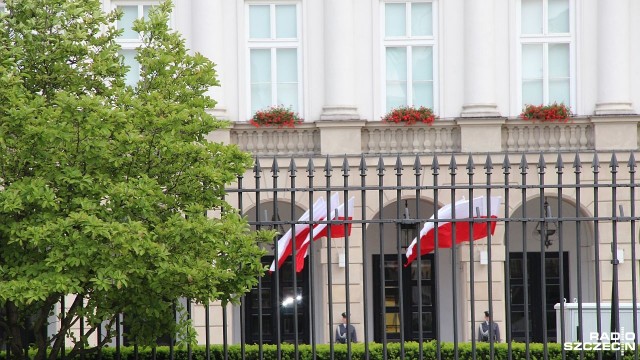 Prezydent Andrzej Duda złożył w piątek w Senacie wniosek o przeprowadzenie referendum konsultacyjnego w sprawie konstytucji. W wniosku znajduje się 10 referendalnych pytań.