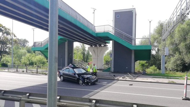 Samochód osobowy uderzył w barierkę na Basenie Górniczym w Szczecinie. Do zdarzenia doszło w sobotę po południu.