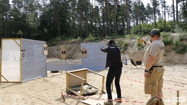 40 zawodników z całej Polski rywalizuje w sobotę na strzelnicy w okolicy podgryfińskiego Radziszewa. Trwają tam zawody Piroman 2018 w strzelaniu dynamicznym.