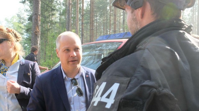 - Jestem pod wrażeniem pomocy otrzymanej z Polski - powiedział szwedzki minister sprawiedliwości i spraw wewnętrznych Morgan Johansson. Minister w poniedziałek po południu odwiedził bazę polskich strażaków w miejscowości Sveg.