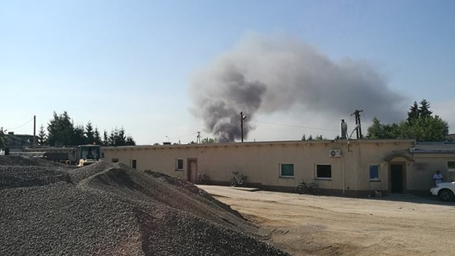 Pożar stacji kontroli pojazdów w Nowogardzie. Ogień w zakładzie przy ulicy Bohaterów Warszawy wybuchł we wtorek około godziny 8.30.