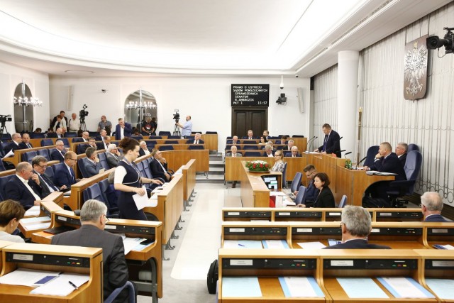 Po blisko 9-godzinnej debacie, po 1 w nocy Senat przyjął pakiet nowelizujący ustawy sądowe, w tym między innymi przepisy o Sądzie Najwyższym, sądach powszechnych i Krajowej Radzie Sądownictwa.