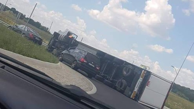 Poważne problemy na krajowej 13 niedaleko miasta. Jezdnię tarasuje przewrócony na bok TIR. Kierowcy nic się nie stało. Przyblokowane jest rondo przed zjazdem na autostradę przed Kołbaskowem.