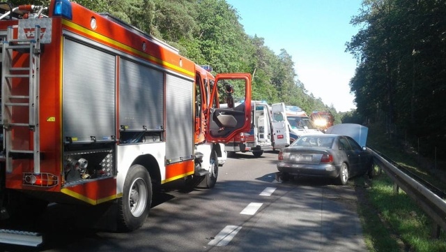 Trzy samochody osobowe zderzyły się na drodze krajowej nr 3, dwa kilometry przed Międzyzdrojami. Do zdarzenia doszło w środę po godzinie 16.