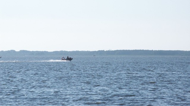 Na zalewie k. Kamienia Pomorskiego trwają poszukiwania 14-letniej dziewczynki. Rafał Goeck z Morskiej Służby Poszukiwania i Ratownictwa w Gdyni powiedział, że dziewczynka wypadła z jachtu, którym płynęła z rodziną lub przyjaciółmi.