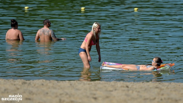 Trwa jeden z najgorętszych weekendów tego lata w regionie, termometry będą wskazywać nawet 34 stopnie. Dlatego mieszkańcy ochłody szukają na miejskich plażach.