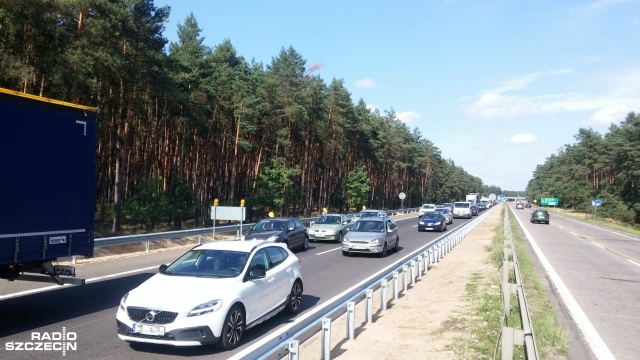 Część kierowców wraca znad morza, a inni wyjeżdżają nad Bałtyk. Na drogach regionu robi się tłoczno.