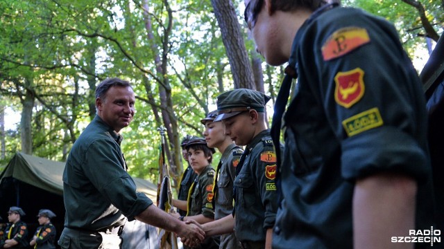 Andrzej Duda wziął udział w otwarciu harcerskiego obozu nad Zalewem Szczecińskim. Na trzy tygodnie przyjechało tam ponad 100 harcerzy z łódzkiego okręgu Związku Harcerstwa Rzeczypospolitej.