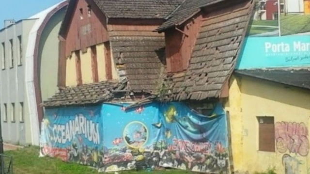 Gmina Rewal nie ma pieniędzy na remont zabytkowego dworca kolejowego w Niechorzu. Budynek znajduje się w centrum tej nadmorskiej miejscowości i od lat straszy swoim wyglądem - ze ścian odpada tynk, okna są zamurowane, a w dachu brakuje dachówek.