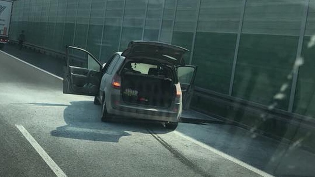 Dwukilometrowy korek jest na autostradzie A6, przed węzłem Kijewo od strony Kołbaskowa. To przez pożar osobowego Renault.