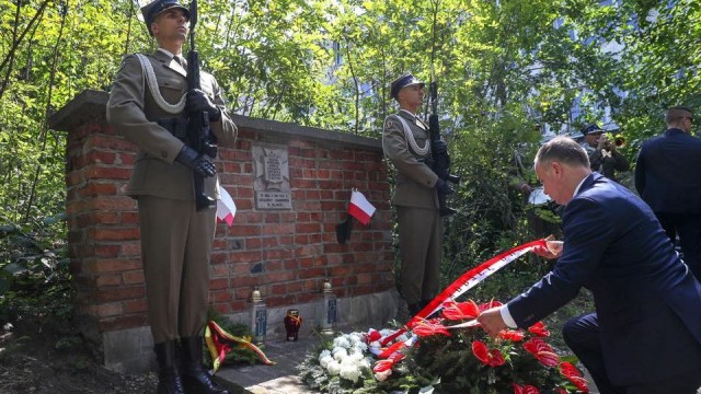 Prezydent złożył kwiaty przy tablicy upamiętniającej 70 Polaków zamordowanych przez Niemców na warszawskiej Woli. W stolicy trwają główne uroczystości 74. rocznicy Powstania Warszawskiego.