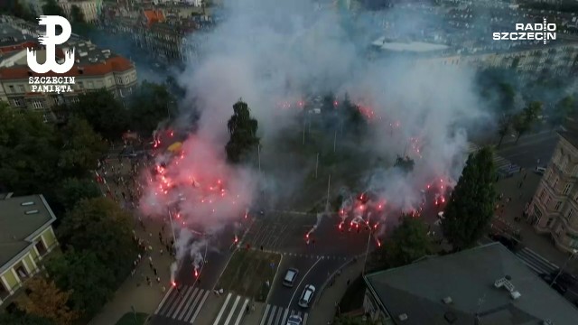 O 17, czyli w godzinę W, zawyły syreny, zatrzymał się ruch na placu Szarych Szeregów i odpalono race. Tak w Szczecinie upamiętniono 74. rocznicę wybuchu Powstania Warszawskiego, największej akcji zbrojnej podziemia w okupowanej przez Niemców Europie.