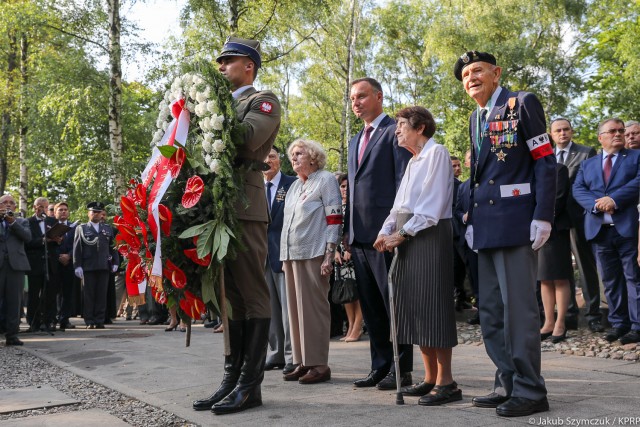 Mieszkańcy stolicy oddali hołd Powstańcom Warszawskim. Uroczystość odbyła się przy pomniku Gloria Victis na cmentarzu Wojskowym na Powązkach. W środę mijają 74 lata od wybuchu największej akcji zbrojnej podziemia w okupowanej przez Niemców Europie.