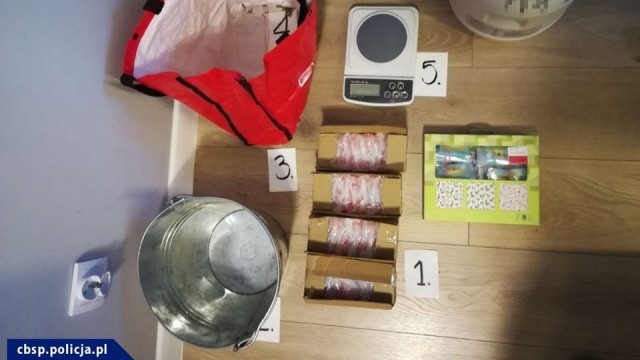 Policjanci CBŚP zabezpieczyli 15 kilogramów śmiercionośnych substancji, tak zwanych dopalaczy, w trakcie akcji przeprowadzonych w województwach wielkopolskim i podkarpackim.