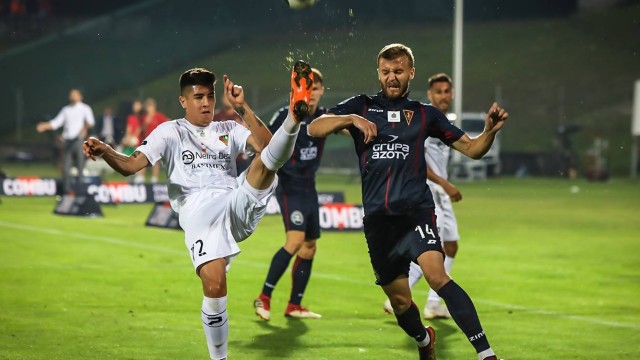 Piłkarze Pogoni Szczecin przegrali 0:3 w Sosnowcu z Zagłębiem w trzeciej kolejce piłkarskiej ekstraklasy. To trzecia porażka Portowców w tym sezonie.