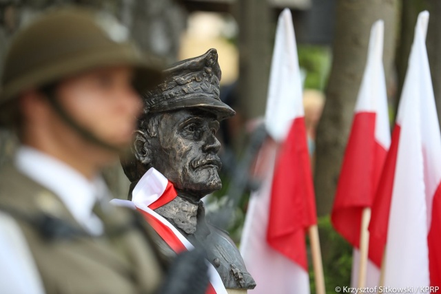 Ta uroczystość przypada w ważnym momencie - w stulecie odzyskania przez Polskę niepodległości - mówił prezydent Andrzej Duda odsłaniając w Jurczycach w Małopolsce popiersie generała Józefa Hallera.