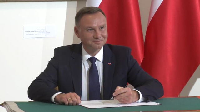 Prezydent Andrzej Duda w Muzeum Narodowym w Krakowie podpisał ustawę ustanawiającą Medal Stulecia Odzyskanej Niepodległości. Medal ma charakter pamiątkowy i ma wyrażać wdzięczność i szacunek osobom, które w szczególny sposób przysłużyły się polskiemu państwu i społeczeństwu.