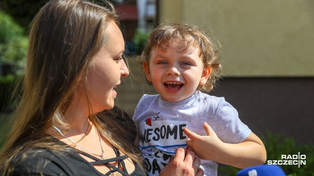 Trzyletni Miłoszek z Pyrzyc może normalnie chodzić - taką szansę dają mu lekarze z Florydy. Operacja chorego na hemimelię strzałkową i niedorozwój kości udowej chłopczyka może odbyć się w Polsce i to w tym miesiącu - specjaliści przyjeżdżają do kraju. Potrzeba jednak pieniędzy.