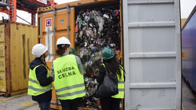 Ponad tysiąc ton odpadów, które nielegalnie wpłynęły do portu w Gdyni ma wrócić do Wielkiej Brytanii. 45 kontenerów w lipcu wykryto w ramach akcji Izby Administracji Skarbowej i służb środowiskowych.