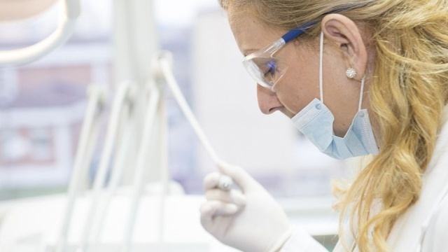 Szwedzki rząd przygotowuje projekt ustawy dzięki której Szwedzi studiujący stomatologię m.in. w Szczecinie, szybciej zdobędą uprawnienia do wykonywania tego zawodu w swojej ojczyźnie.