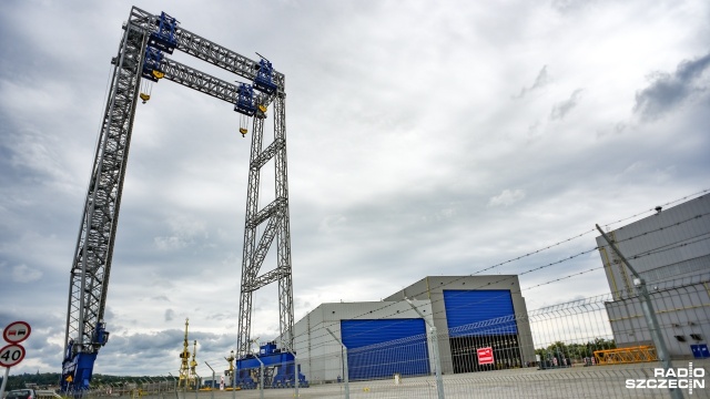 Zamiast budować podstawy do morskich elektrowni wiatrowych szczecińska fabryka ST 3 Offshore montuje... karmniki dla łososi. Firma nie ma nowych zleceń, a 700-osobowa załoga zajmuje się m.in. koszeniem trawy.
