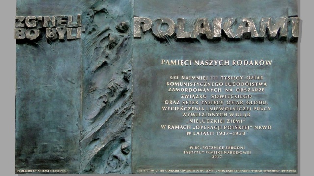 W Krakowie uczczono ofiary tak zwanej operacji polskiej NKWD. Pod Wawelem na placu, przed tablicą upamiętniającą Polaków zamordowanych w latach 1937-1938, złożono kwiaty i zapalono znicze.