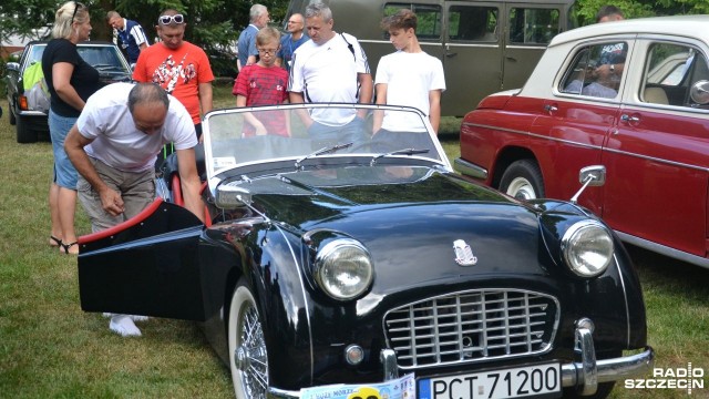 Ponad 50 zabytkowych pojazdów można podczas weekendu obejrzeć w Kołobrzegu. Trwa zlot miłośników dawnej motoryzacji zatytułowany A może morze.