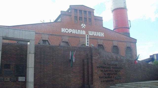 W Katowicach powstał mural upamiętniający ofiary pacyfikacji Kopalni Wujek z grudnia 1981 roku. Na ścianie budynku, obok Śląskiego Centrum Wolności i Solidarności, pojawił się napis pamiętamy. W każdej z liter namalowano wizerunek jednej z 9 ofiar.