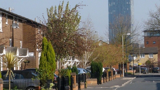 Dziesięć osób trafiło do szpitala po nocnej strzelaninie na przedmieściach Manchesteru. Nie wiadomo na razie, co było jej przyczyną.