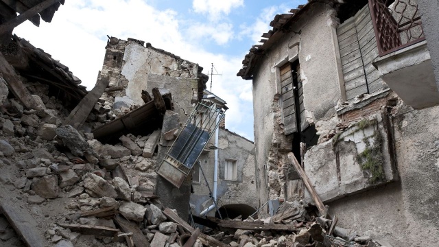 W Syrii eksplodował skład broni zlokalizowany w budynku mieszkalnym. Zginęło 39 cywilów, w tym 12 dzieci - poinformowało Syryjskie Obserwatorium Praw Człowieka.