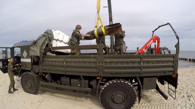 Trwa akcja wydobywania bomb z morskiego brzegu na kołobrzeskim osiedlu Podczele. Wcześniej ewakuowano mieszkańców z terenu przeszło dwóch kilometrów kwadratowych. Na miejscu swoje działania rozpoczęli saperzy.