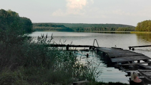 Zniszczone i niebezpieczne pomosty, sterty śmieci na plaży i pozostałości po budynkach usługowych - tym wita turystów jezioro Glinna w gminie Stare Czarnowo. O sprawie powiadomili słuchacze audycji interwencyjnej Czas Reakcji.