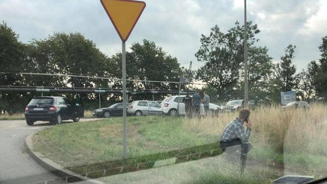 Droga wojewódzka nr 114 między Policami, a Trzebieżą jest częściowo zablokowana. W okolicach zjazdu do Zakładów Chemicznych zderzyły się trzy samochody osobowe.