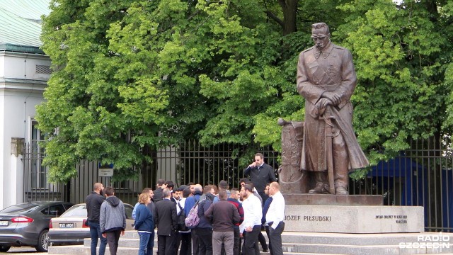 Po południu rozpoczną się - zaplanowane na dwa dni - obchody święta Wojska Polskiego. Przed 14.00 kierownictwo resortu obrony złoży wieńce przed pomnikiem Marszałka Józefa Piłsudskiego przy Belwederze.