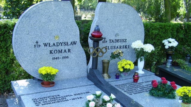 17 sierpnia mija 20 lat od tragicznej śmierci dwóch sportowców - polskich mistrzów olimpijskich w konkurencjach lekkoatletycznych: kulomiota Władysława Komara i tyczkarza Tadeusza Ślusarskiego. Obaj zginęli w wypadku samochodowym, 17 sierpnia 1998 roku, w okolicach Szczecina. Mieli: 58 i 48 lat.