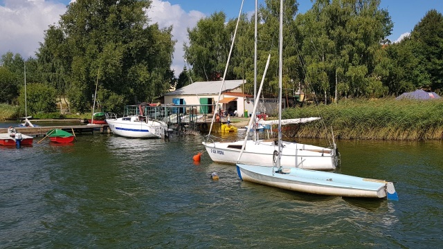 Nie trzeba płacić za wynajem kajaków i łódek, na miejskiej plaży, w Nowogardzie - tak zdecydowali urzędnicy. Wystarczy dowód osobisty.